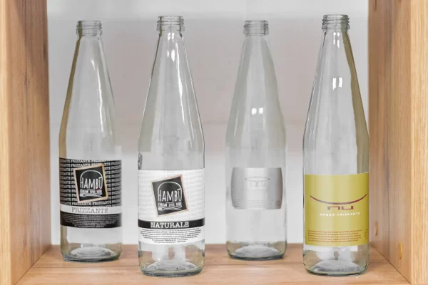 Bottiglie per l'acqua in vetro personalizzabili per i ristoranti
