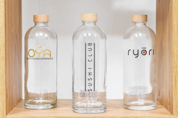 Bottiglie per l'acqua in vetro personalizzabili per i ristoranti