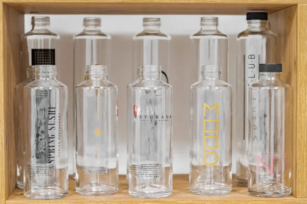 Bottiglie per l'acqua in vetro personalizzabili per i ristoranti