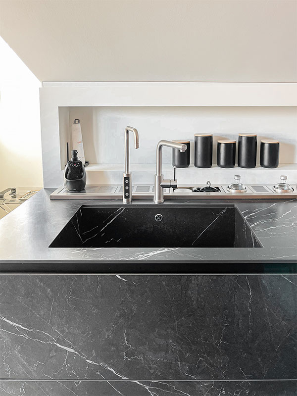 Cucina-in-marmo-nero