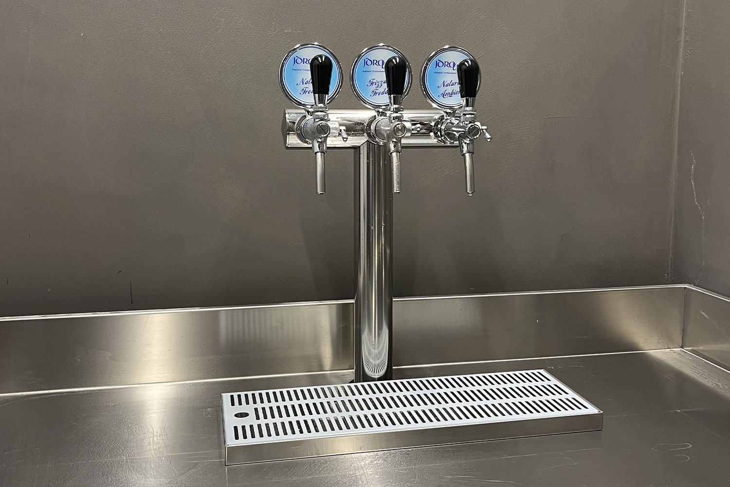 Impianto Osmosi-inversa-con-frigo-gasazione-e-colonna-mod-T-3-vie