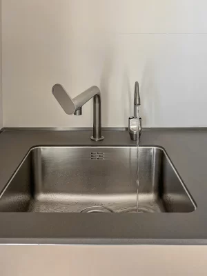 Osmy Frizz 110-Rubinetto elettronico con colorazione nichel spazzolato