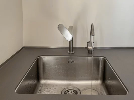 Osmy Frizz 110-Rubinetto elettronico con colorazione nichel spazzolato