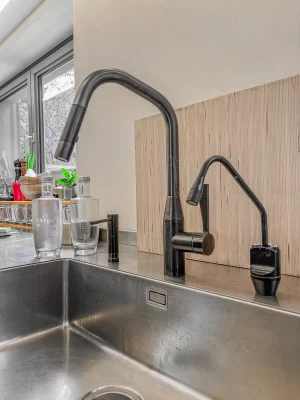 Sistema di trattamento ad osmosi inversa con frigo-gasazione e rubinetto elettronico a tre vie nero opaco