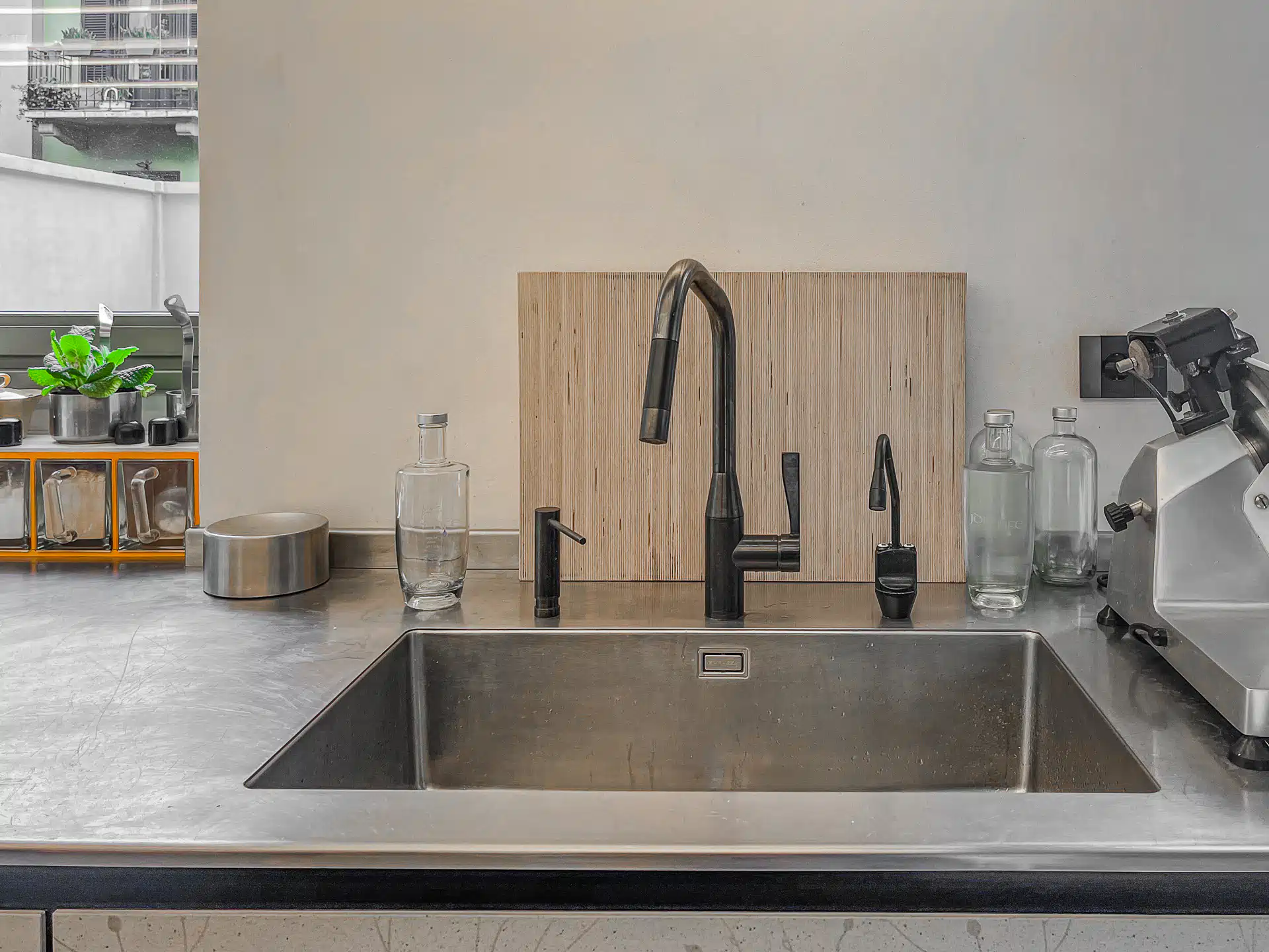 Sistema di trattamento ad osmosi inversa con frigo-gasazione e rubinetto elettronico a tre vie nero opaco