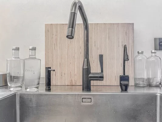 Sistema di trattamento ad osmosi inversa con frigo-gasazione e rubinetto elettronico a tre vie nero opaco