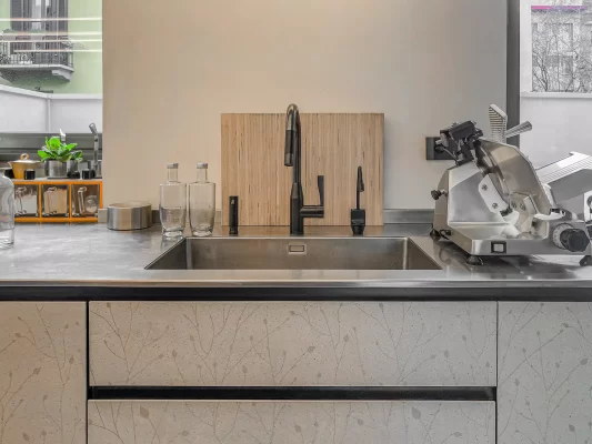 Sistema di trattamento ad osmosi inversa con frigo-gasazione e rubinetto elettronico a tre vie nero opaco