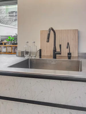 Sistema di trattamento ad osmosi inversa con frigo-gasazione e rubinetto elettronico a tre vie nero opaco